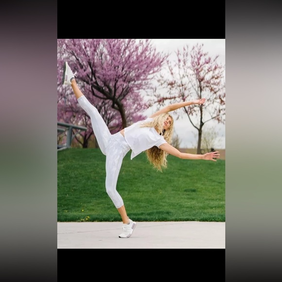 Women’s Zyia Silver Camo Metallic Light n Tight Capri Leggings - Picture 3 of 4